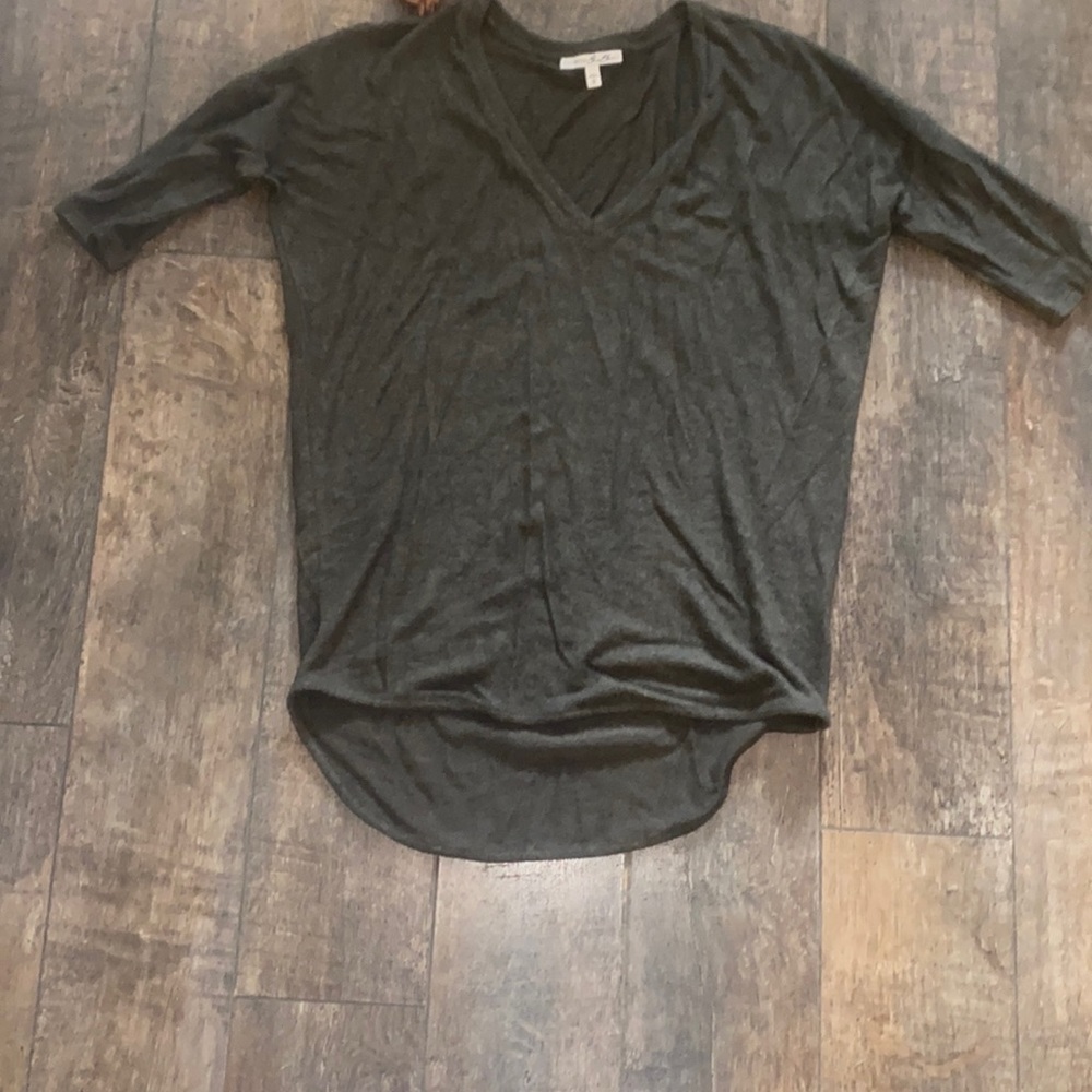 Express green sweater. Size Medium. Very good condition.